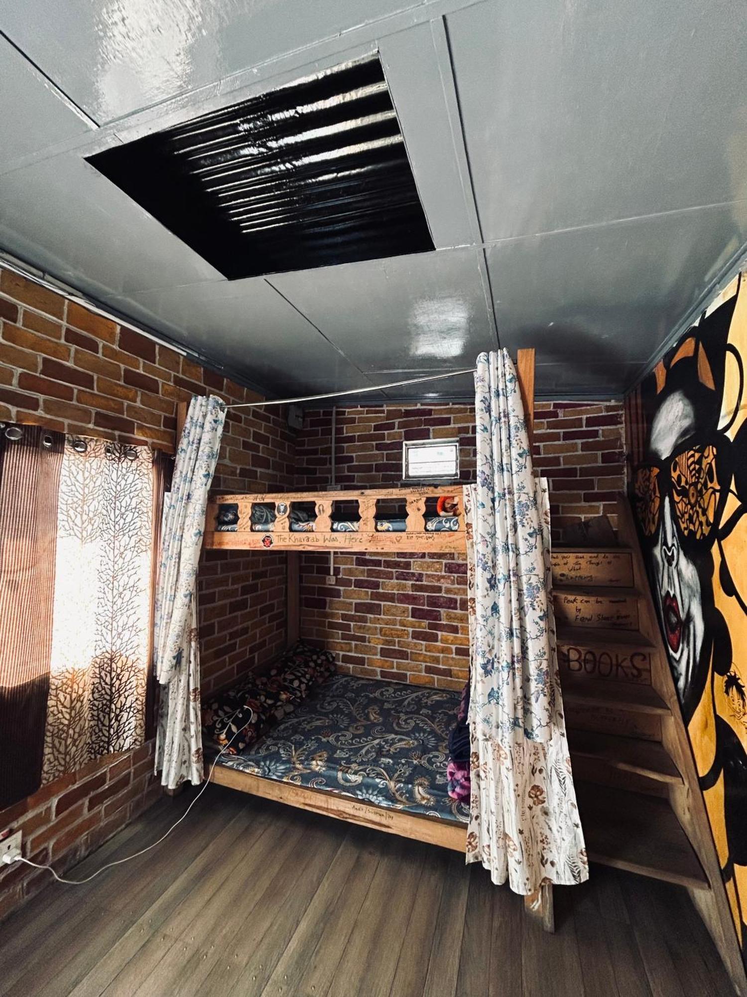 שילונג Isabella Hostel מראה חיצוני תמונה