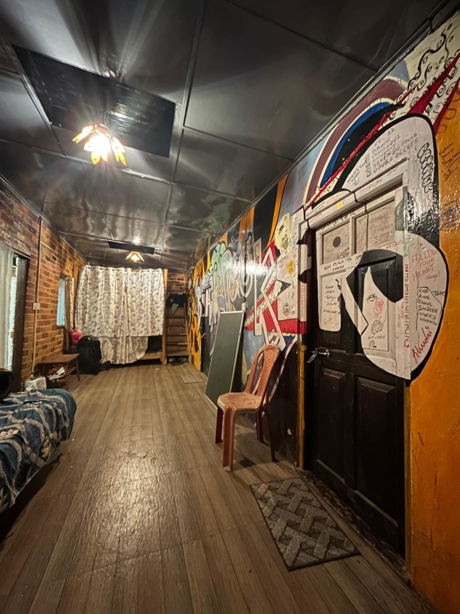 שילונג Isabella Hostel מראה חיצוני תמונה