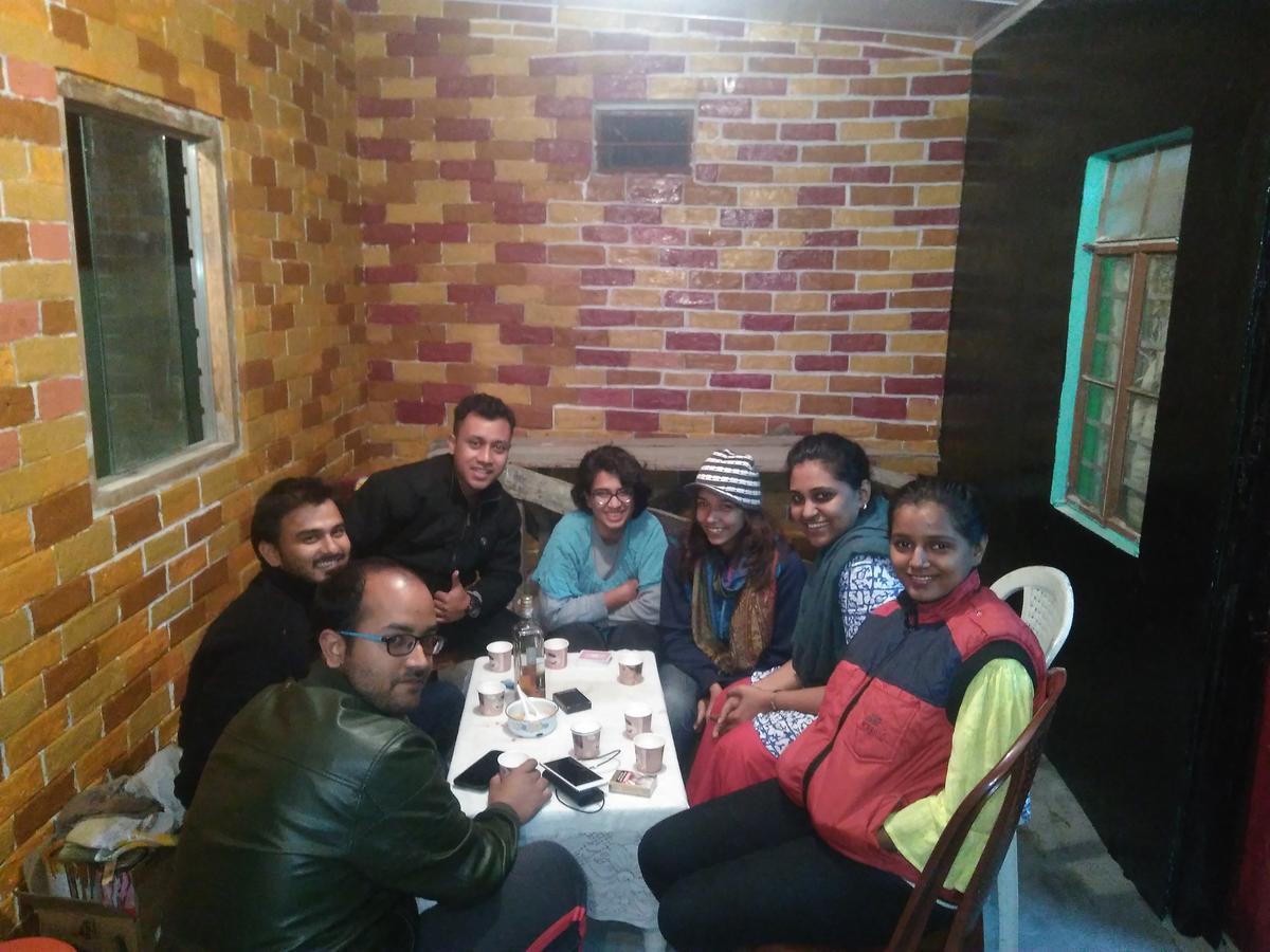 שילונג Isabella Hostel מראה חיצוני תמונה